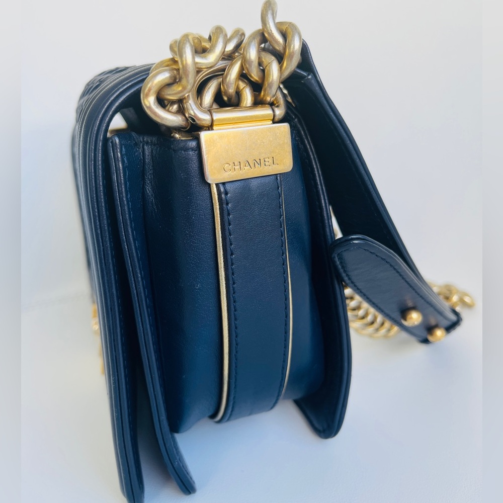 Chanel Navy and Gold woven boy bag with COA and full inclusion - Picture 7 of 15